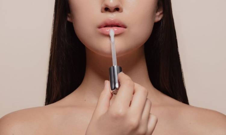 Phun môi bao lâu thì được đánh son? Có cần dùng son nữa không?