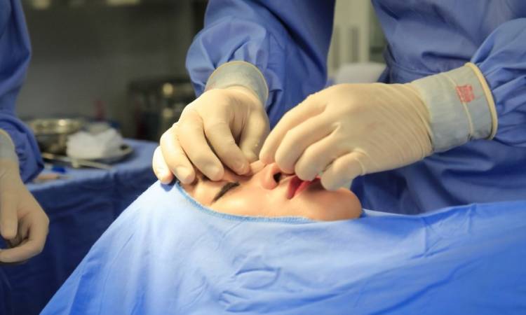 Nâng Mũi Có Đau Không? Mẹo Giảm Đau Sau Khi Nâng Mũi