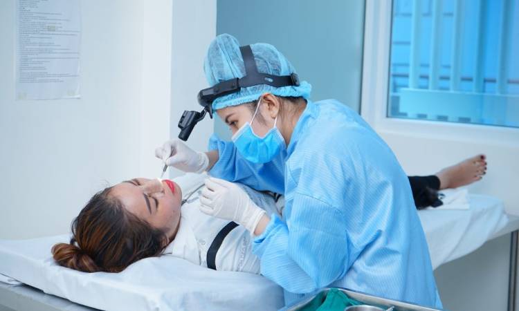 Nâng mũi mấy ngày tháo nẹp - Các yếu tố quyết định thời gian tháo nẹp mũi
