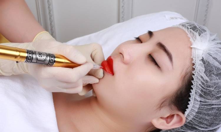 Đối tượng khách hàng phù hợp với xăm môi màu đỏ cam