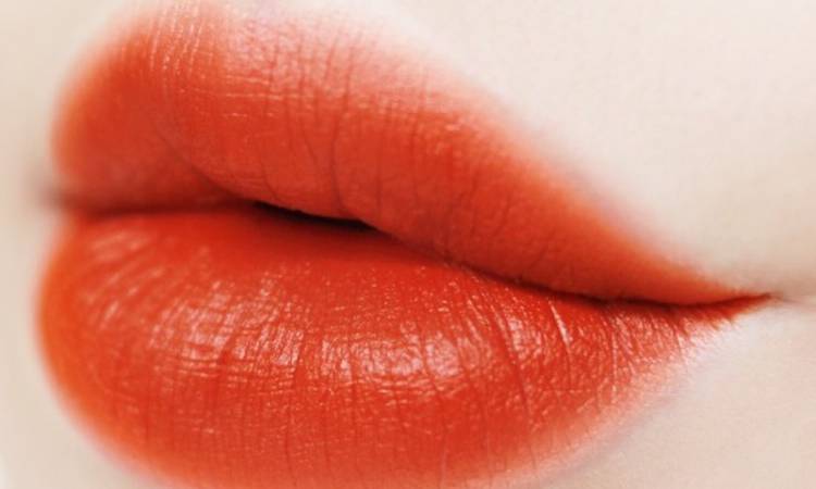 Đối tượng khách hàng phù hợp với xăm môi màu đỏ cam