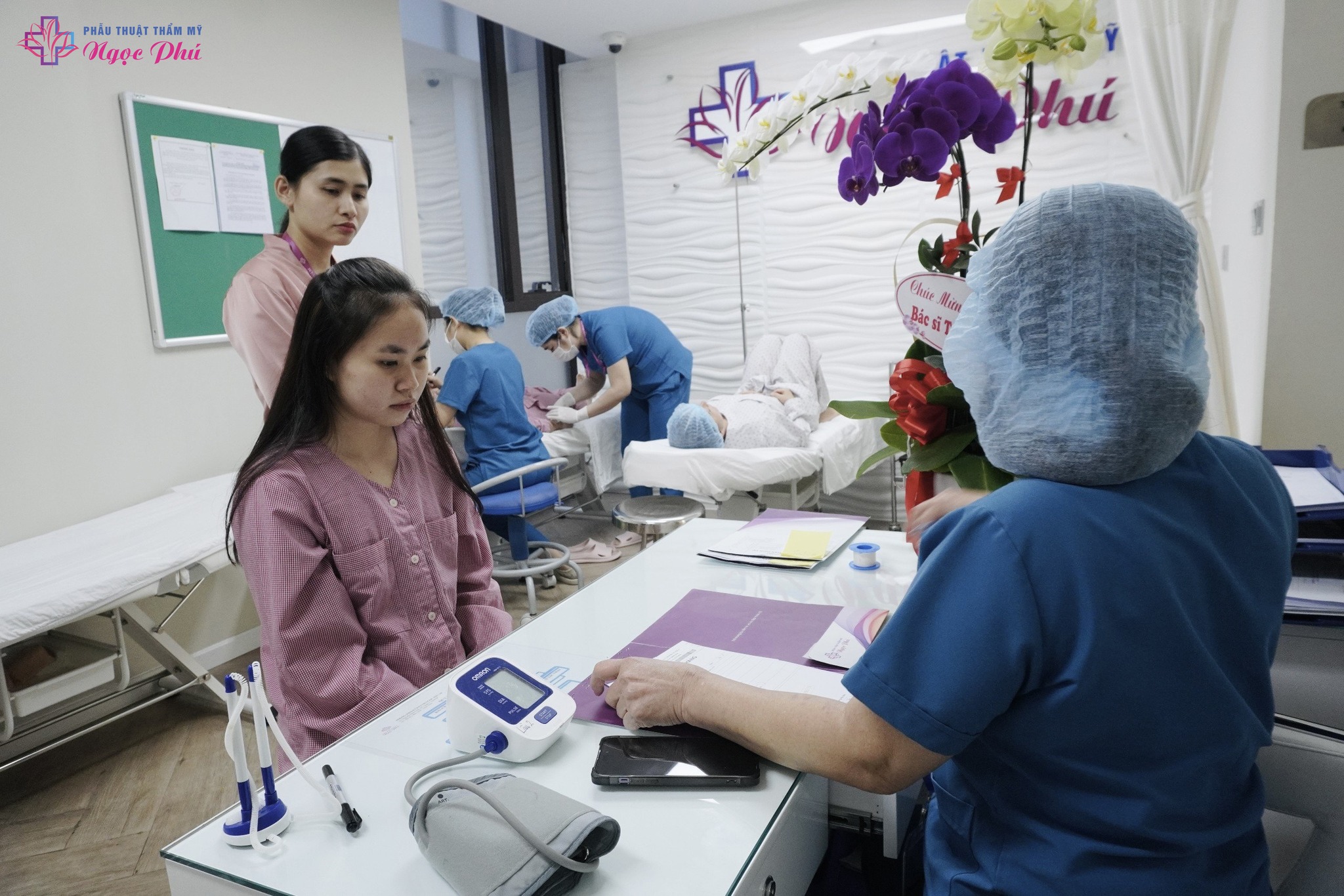 Thẩm mỹ Ngọc Phú xây dựng quy trình dịch vụ khép kín, từ tư vấn, thăm khám, phẫu thuật đến chăm sóc hậu phẫu, đảm bảo sự an toàn và thoải mái tối đa cho khách hàng.