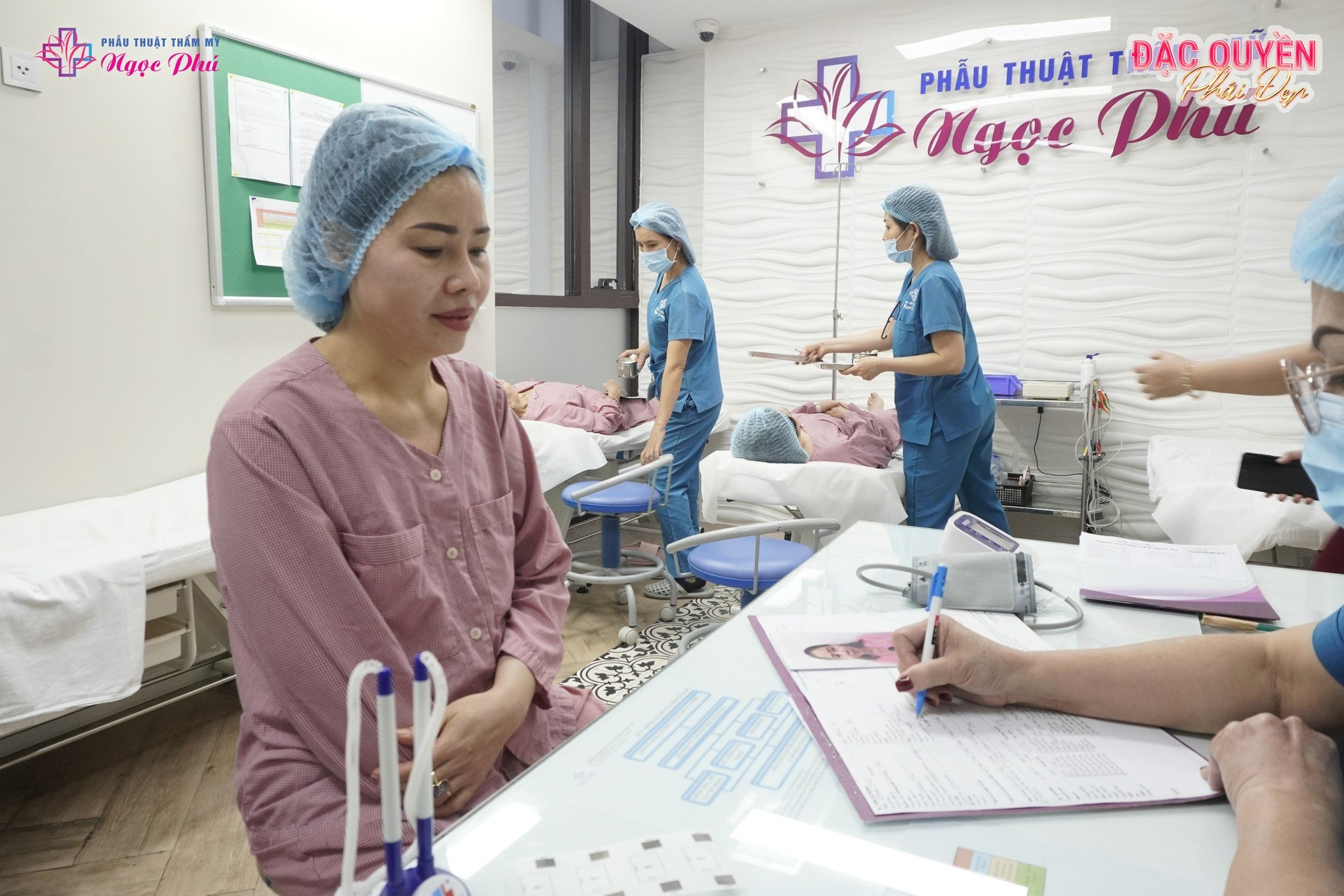 Sau khi hút mỡ bụng, việc duy trì một chế độ sinh hoạt và nghỉ ngơi hợp lý là rất quan trọng để đảm bảo quá trình hồi phục diễn ra thuận lợi và đạt được kết quả thẩm mỹ tốt nhất.