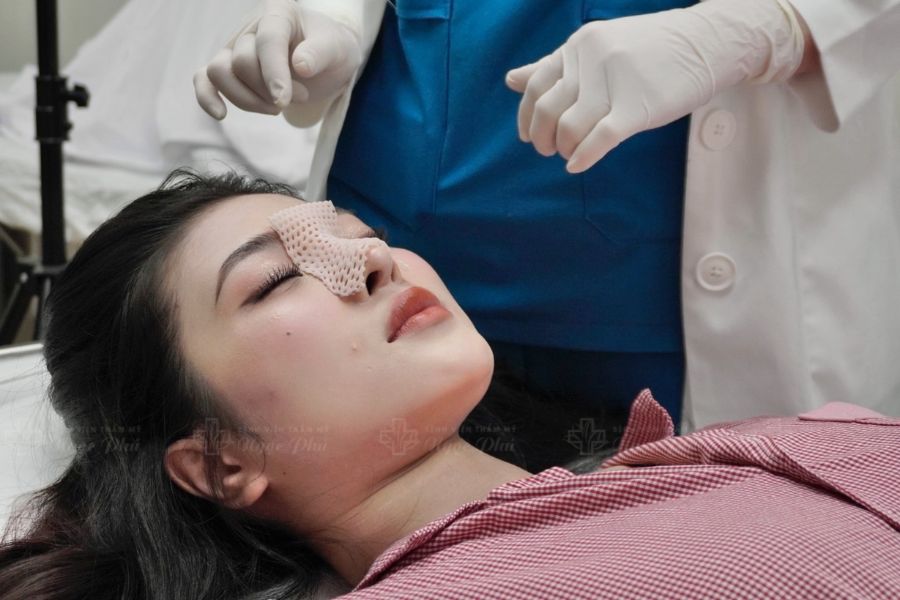 Liệu nâng mũi đau không? Đây là một câu hỏi mà nhiều người còn băn khoăn và e dè khi nhắc đến phẫu thuật nâng mũi.