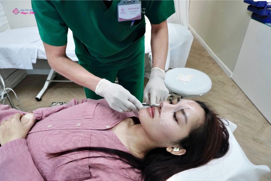 Để giải đáp “nâng mũi đau không?”, bạn phải hiểu rõ quy trình phẫu thuật nâng mũi mà bạn sẽ thực hiện.