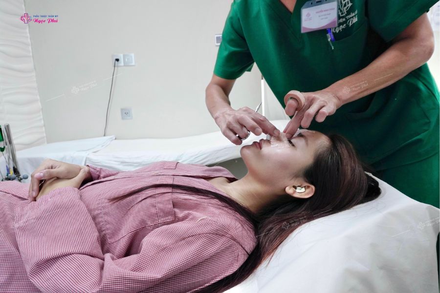 Nâng mũi thường và nâng mũi cấu trúc khác nhau điểm gì? Đó là câu hỏi thắc mắc của nhiều người khi đang có ý định nâng mũi.