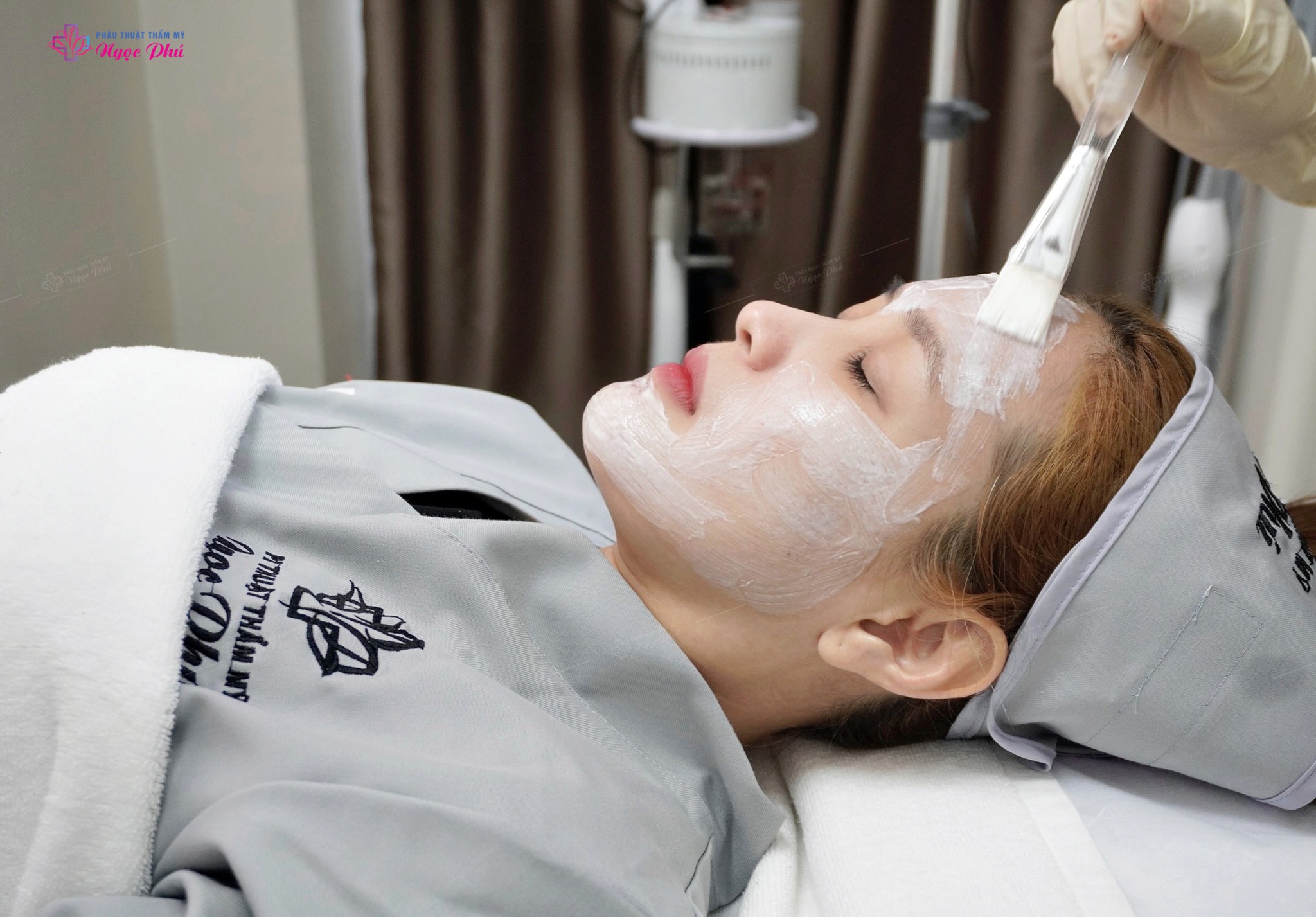 Bác sĩ sẽ sử dụng thuốc tê dạng bôi hoặc tiêm hoặc ủ để giảm cảm giác đau nhức trong quá trình tiêm.