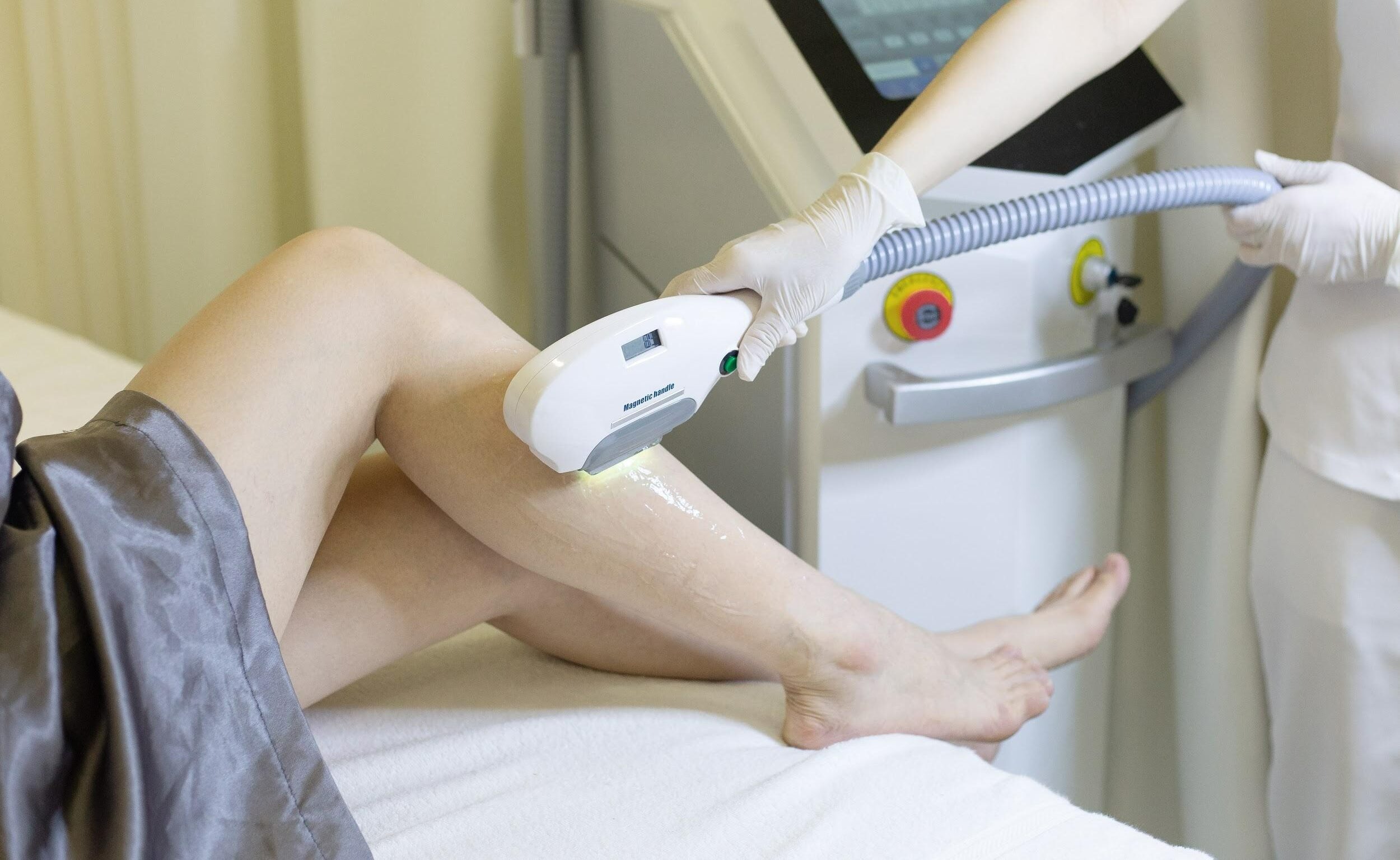 Các phương pháp tẩy lông tại nhà như waxing, cạo hoặc nhổ lông có thể khiến da nhạy cảm hơn, dễ bị kích ứng khi tiếp xúc với tia laser hoặc ánh sáng trong quá trình triệt lông.